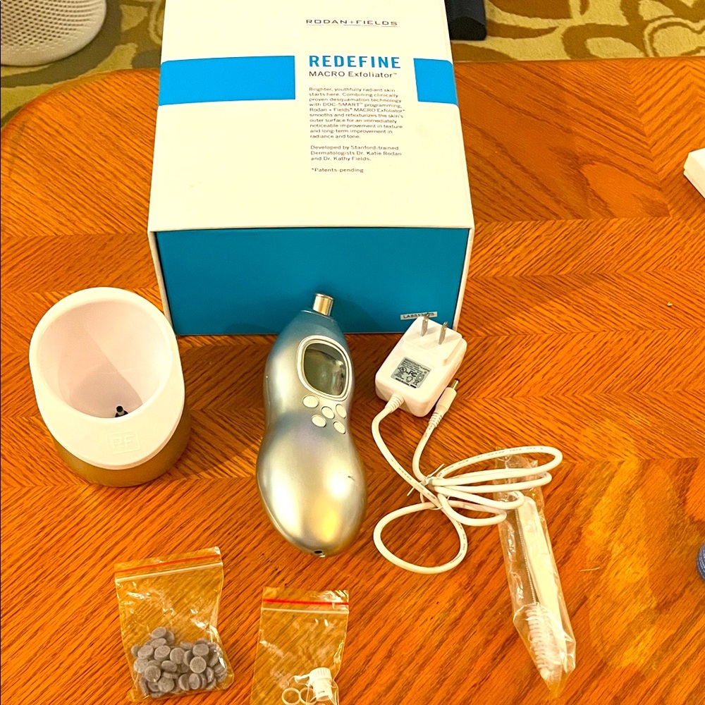 Rodan + Fields REDEFINE Macro Exfoliator Set with Silver Device
